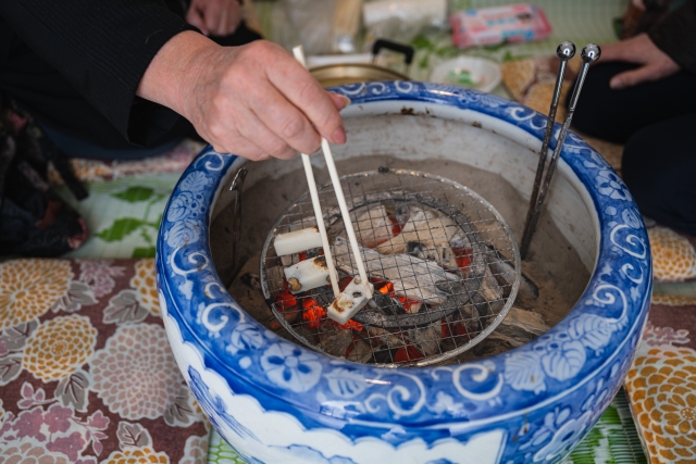 火鉢で餅を焼く