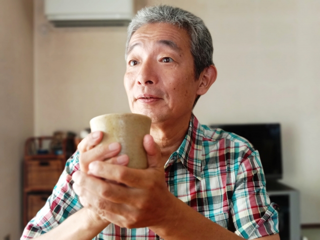 お茶を飲むシニア男性