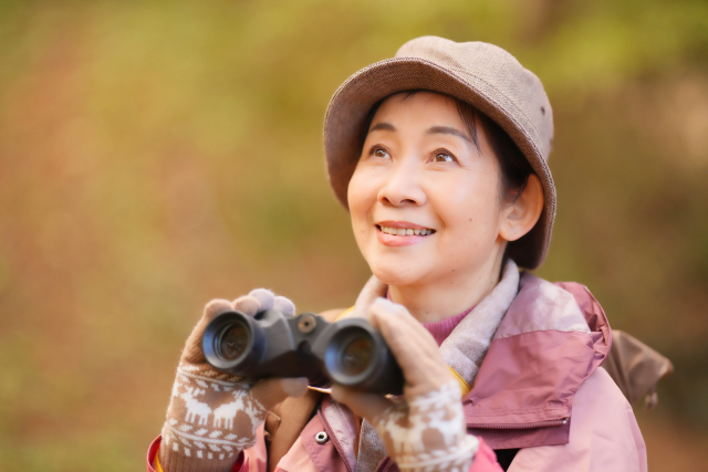 シニア女性と双眼鏡