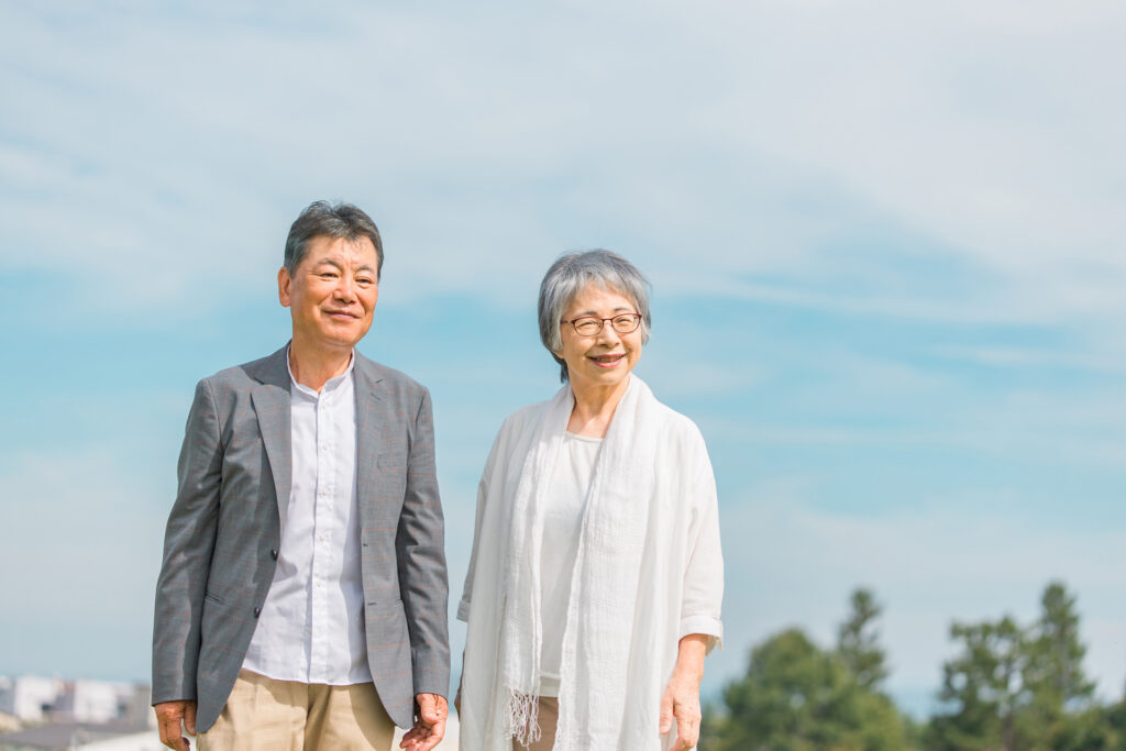 笑顔のシニア夫婦