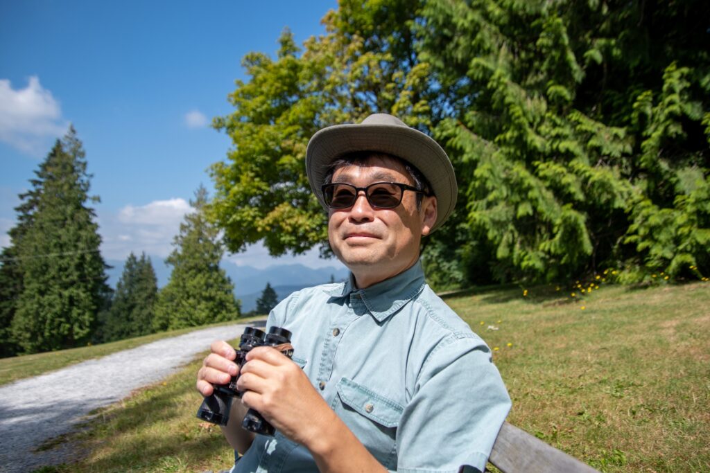 シニア男性と双眼鏡