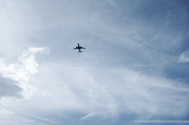 空に小さく映る飛行機