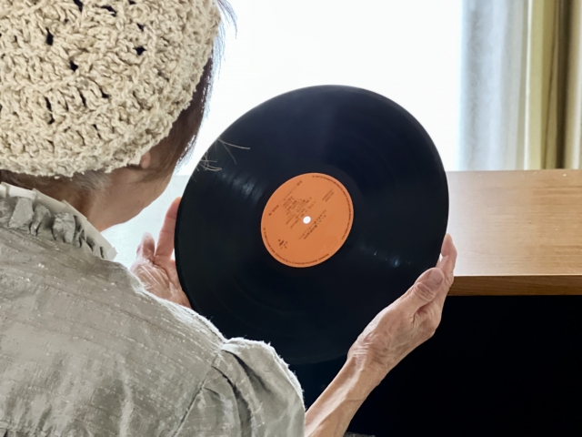 レコードを持つシニア女性