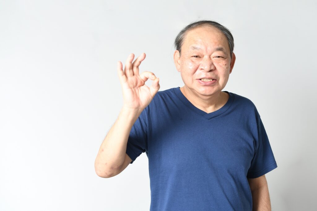 OKサインのシニア男性