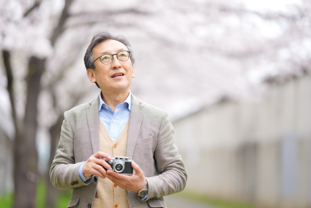 桜並木のシニア男性
