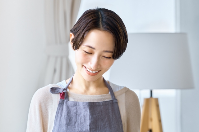 下を見るミドル女性