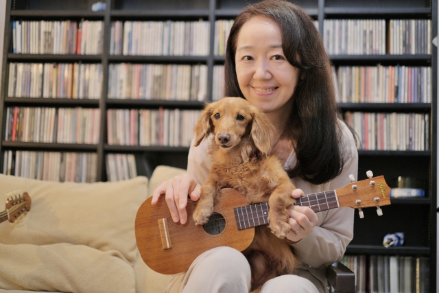 女性と犬とウクレレ