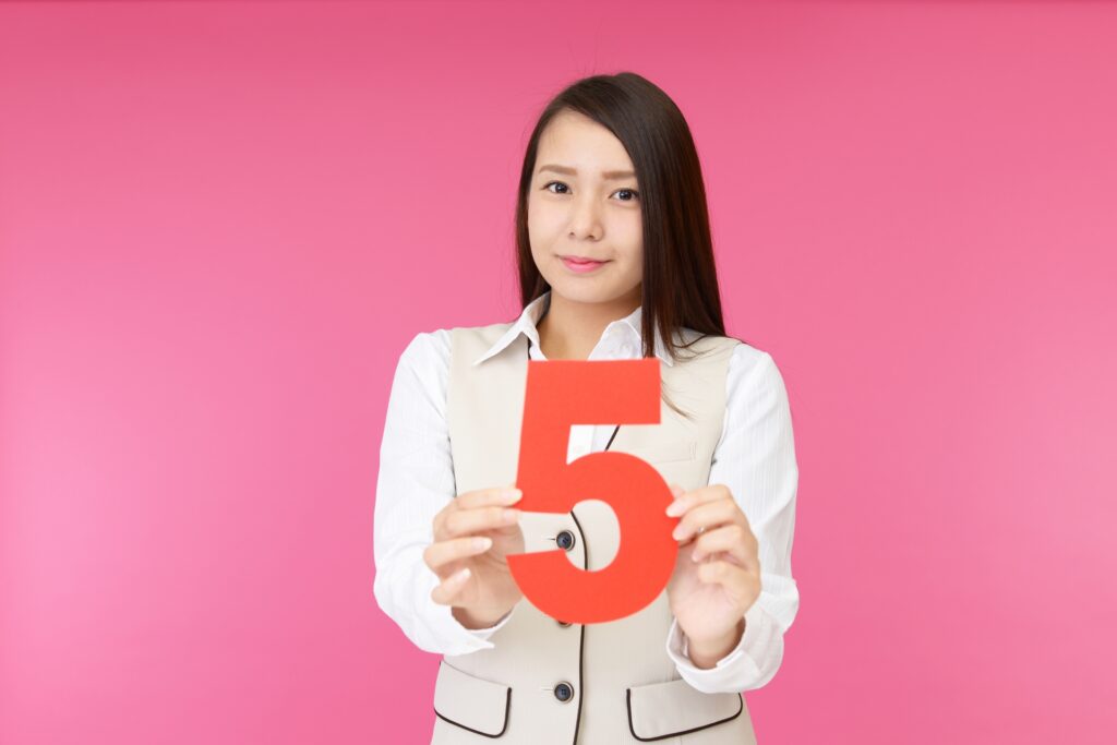 5の文字を持つ若い女性