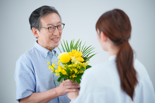 花をもらう60代男性