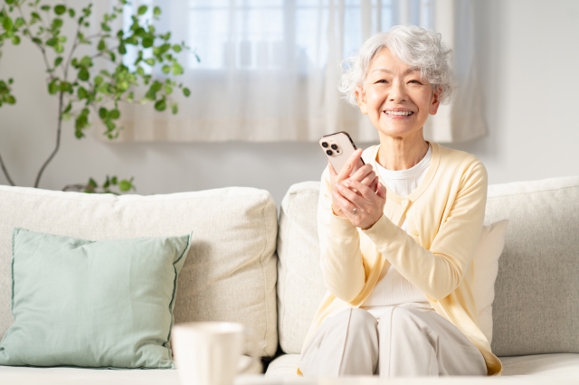 スマホを持つシニア女性