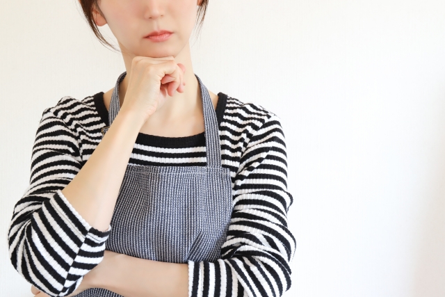 悩む女性