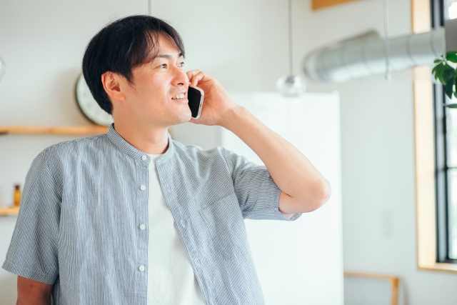 携帯で電話する男性