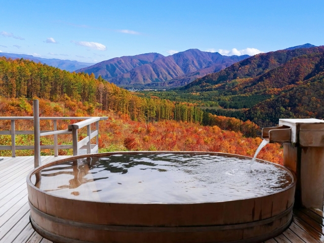 露天風呂と秋の山並み