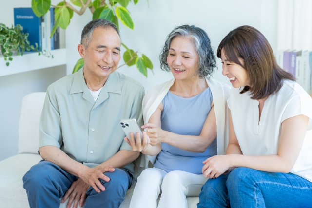 シニア夫婦と娘の笑顔